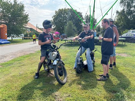 motocyklista trénuje jízdu v zatáčce
