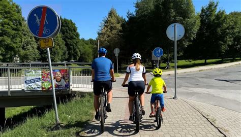 přerušovaná čára na cyklostezce