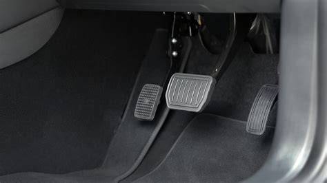 uspořádání pedálů v automobilu