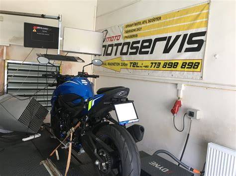 motocykl na válcové brzdě při měření výkonu