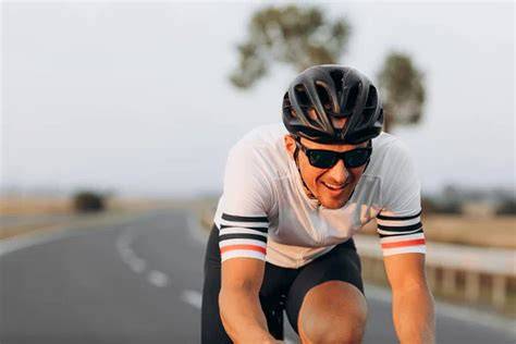 cyklista v helmě a sportovních brýlích