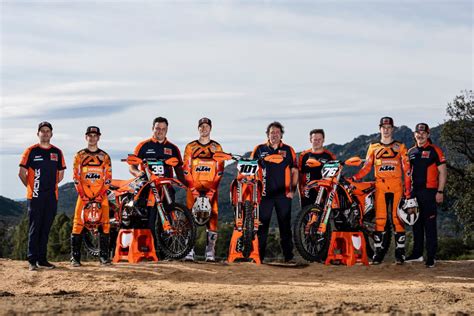 jezdec KTM LC4 ve stoje v terénu