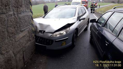 Automobily na padácích pod letadlem