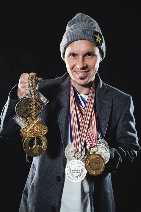 Libor Podmol skáče přes rodinný dům