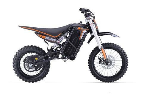 Elektrický pitbike v indoorové aréně