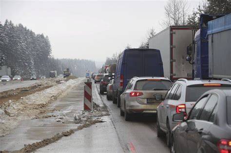 kolona sněhových pluhů na dálnici