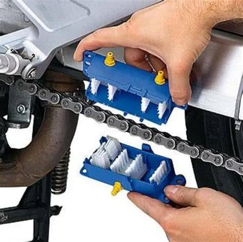 čištění řetězu motocyklu kartáčem