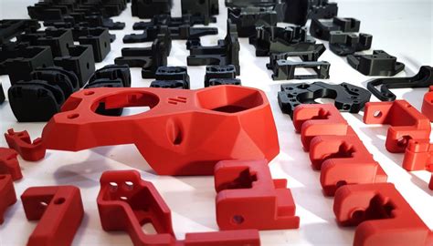 Detail průsvitných dílů 3D tištěné motorky