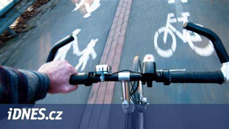 cyklista se světelným batohem za šera