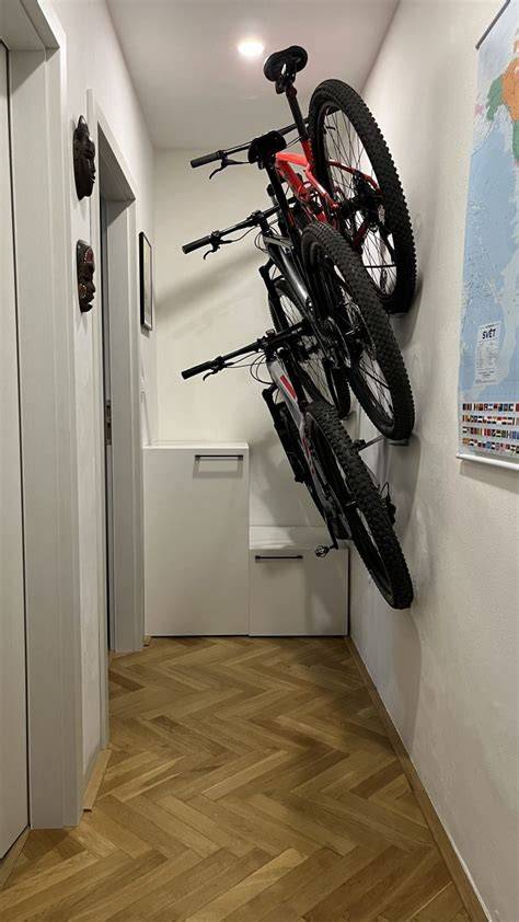 barevná kola zavěšená na zdi