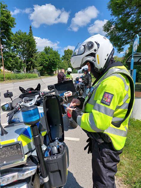 Uložení bezpečnostní výbavy na motocyklu