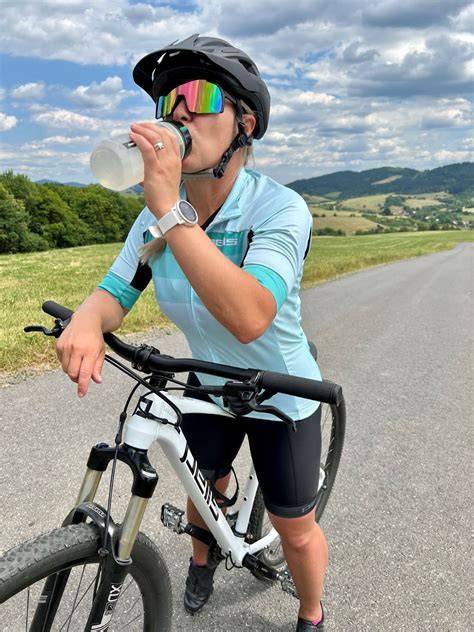 cyklista doplňuje tekutiny během výjezdu