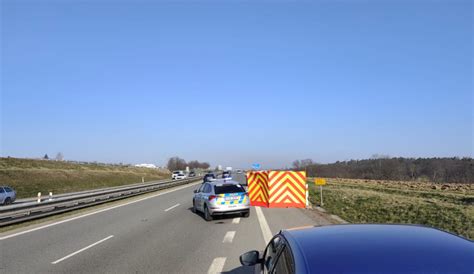 Motocykl v příkopu u silnice