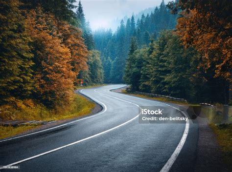 panoramatická horská silnice s cyklistou