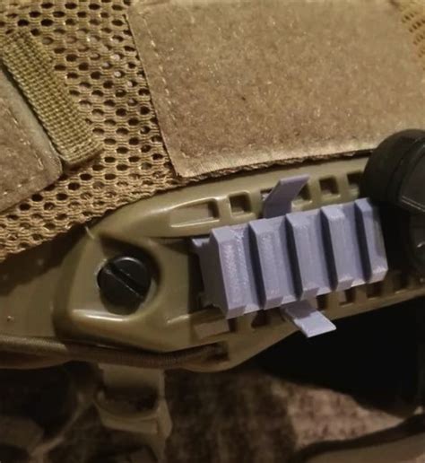 Picatinny lišty a NVG shroud na helmě