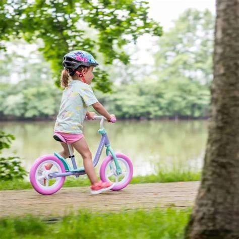 Dítě s cyklistickou helmou Bollé