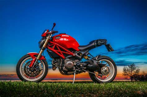 sportovní jízda Ducati Monster 796 v zatáčkách
