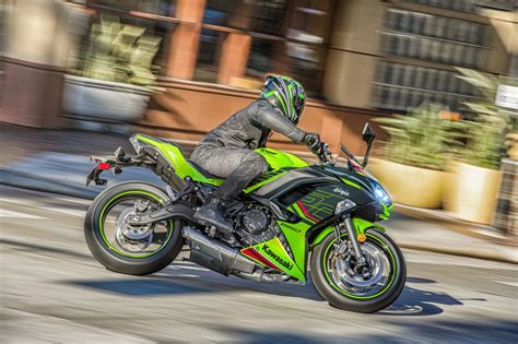 Kawasaki Ninja 650 zelená sportovní motorka