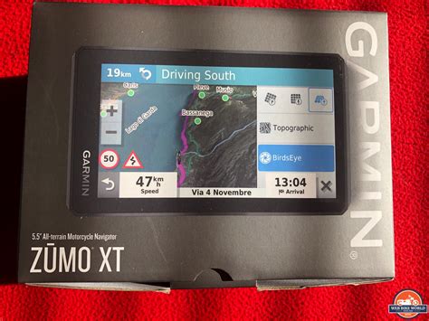 Garmin zūmo XT na řídítkách motocyklu