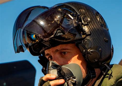 pilot F-35 s helmou HMDS v kokpitu