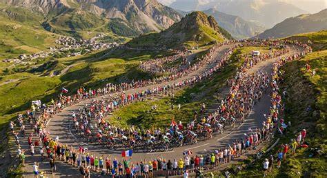 Stoupání Alpe d’Huez fanoušci cyklisté