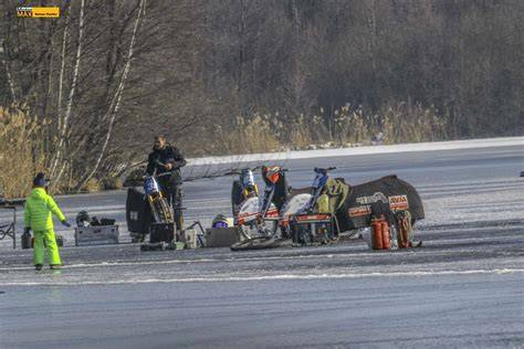 ledová plocha dráha a motocykl