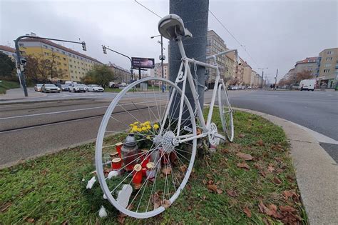 Ghost Bike v pražských Vršovicích