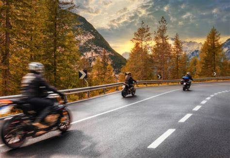 Motorka na otevřené silnici při západu slunce