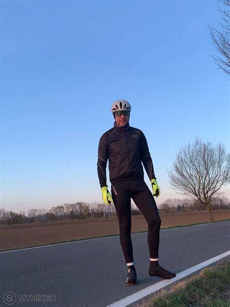 cyklista v černém dresu na letní silnici