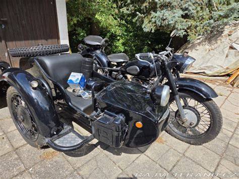 Historický motocykl Dněpr K-750 se sajdkárou
