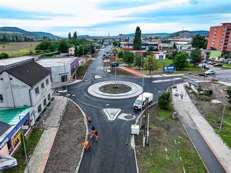 Skútry a městský provoz na křižovatce
