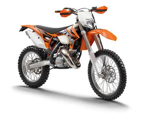 KTM EXC 125 enduro motocykl v terénu