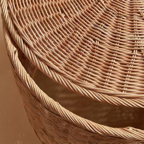 Detail proutěného výpletu dekorativní tříkolky