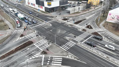 Křižovatka skútru a automobilu