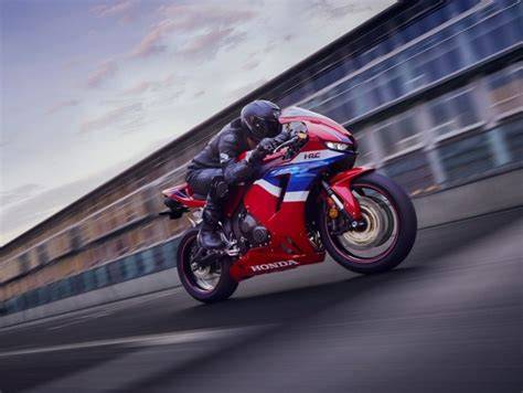 Supersportovní motorka s aerodynamickými křidélky
