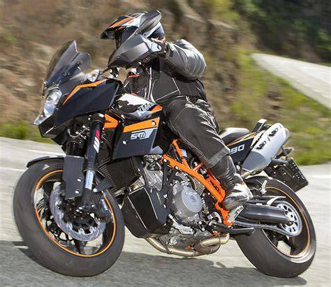 KTM 990 SMT v zatáčce