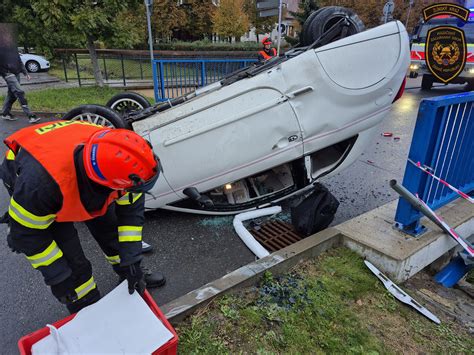Motorkářka na střeše auta po nehodě