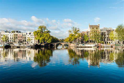 Amsterdam cyklisté u kanálu