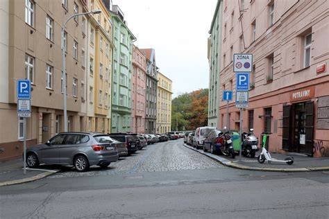 Pražská ulice s parkovacími hnízdy