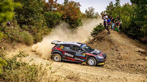 rally posádka v otevřených závodních přilbách