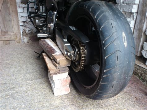 demontáž zadního kola motocyklu s kardanem