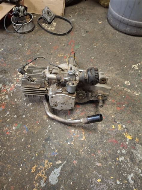 rozebraný motor Simson v servisu