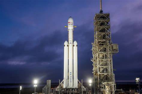 Raketa Falcon Heavy s teleskopem Roman