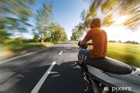 jezdec na trialovém motocyklu v terénu