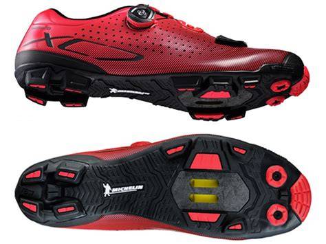 červené cyklistické tretry Shimano MT34