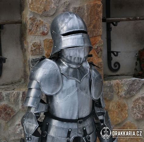 Středověká rytířská helma a zbroj