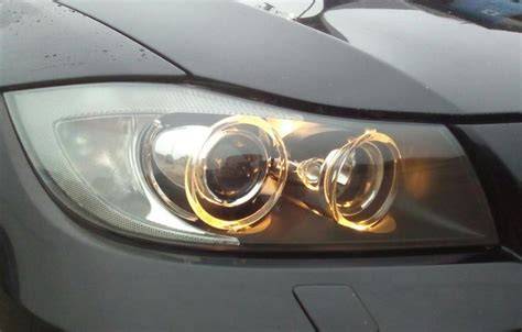 Parkovací světla motocyklu ve tmě
