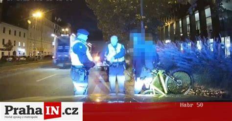 téma obrázku: Cyklista na městské ulici s osvětlením
