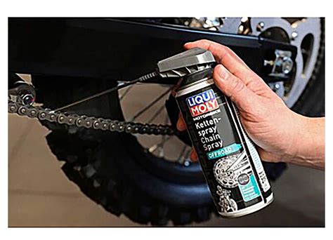 znečištěný a čistý motocyklový řetěz