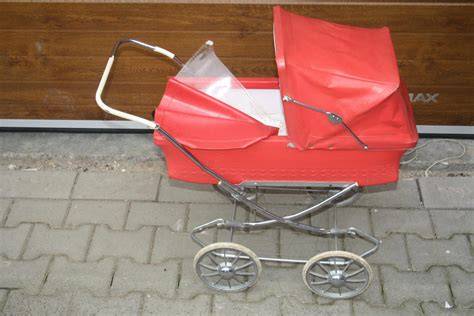 Retro dětský kočárek na velkých kolech